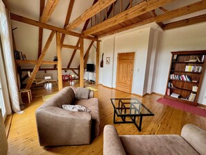 TV connectée, livres, médiathèque, écrans d'ordinateur