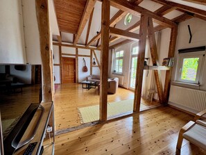 TV connectée, livres, médiathèque, écrans d'ordinateur