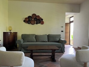 Fernseher, Tischtennisplatte, Bücher