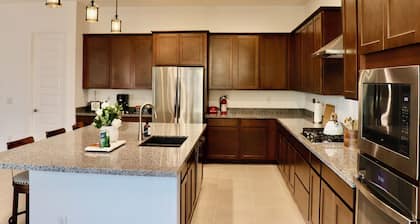 3-bedroom building in phenomenal Surprise with WiFi, AC