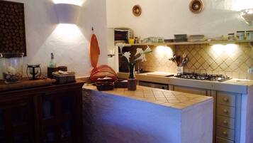 Coffee/tea maker, fridge, stovetop, dishwasher