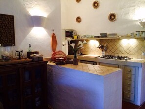 Kylskåp, spishäll, diskmaskin och kaffe- och tebryggare