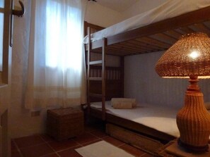 2 dormitorios, tabla de planchar con plancha, ropa de cama