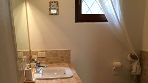 تجهيزات دش، مجففات شعر، مراحيض شطف، مناشف