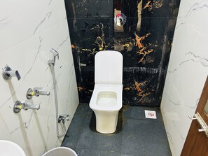 ラグジュアリー 4 人部屋 | バスルーム | シャワー、スリッパ、タオル、石鹸