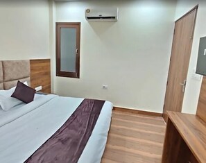 Desk, iron/ironing board, free WiFi