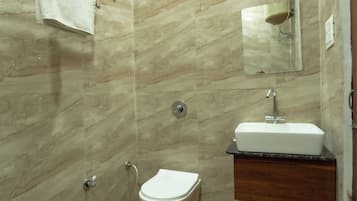 Premium Room | Bathroom | Shower, towels, soap, shampoo