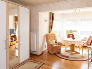 TV - Cosy apartment for 2 guests with WIFI, TV and terrace (Karlshagen)
