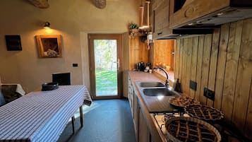 Fridge, oven, stovetop, coffee/tea maker