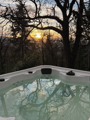 Banyera d'hidromassatge a l'aire lliure