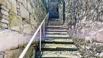 Eine Steintreppe führt zu einem Hauseingang.