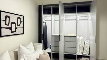 1 dormitorio, tabla de planchar con plancha, wifi y ropa de cama