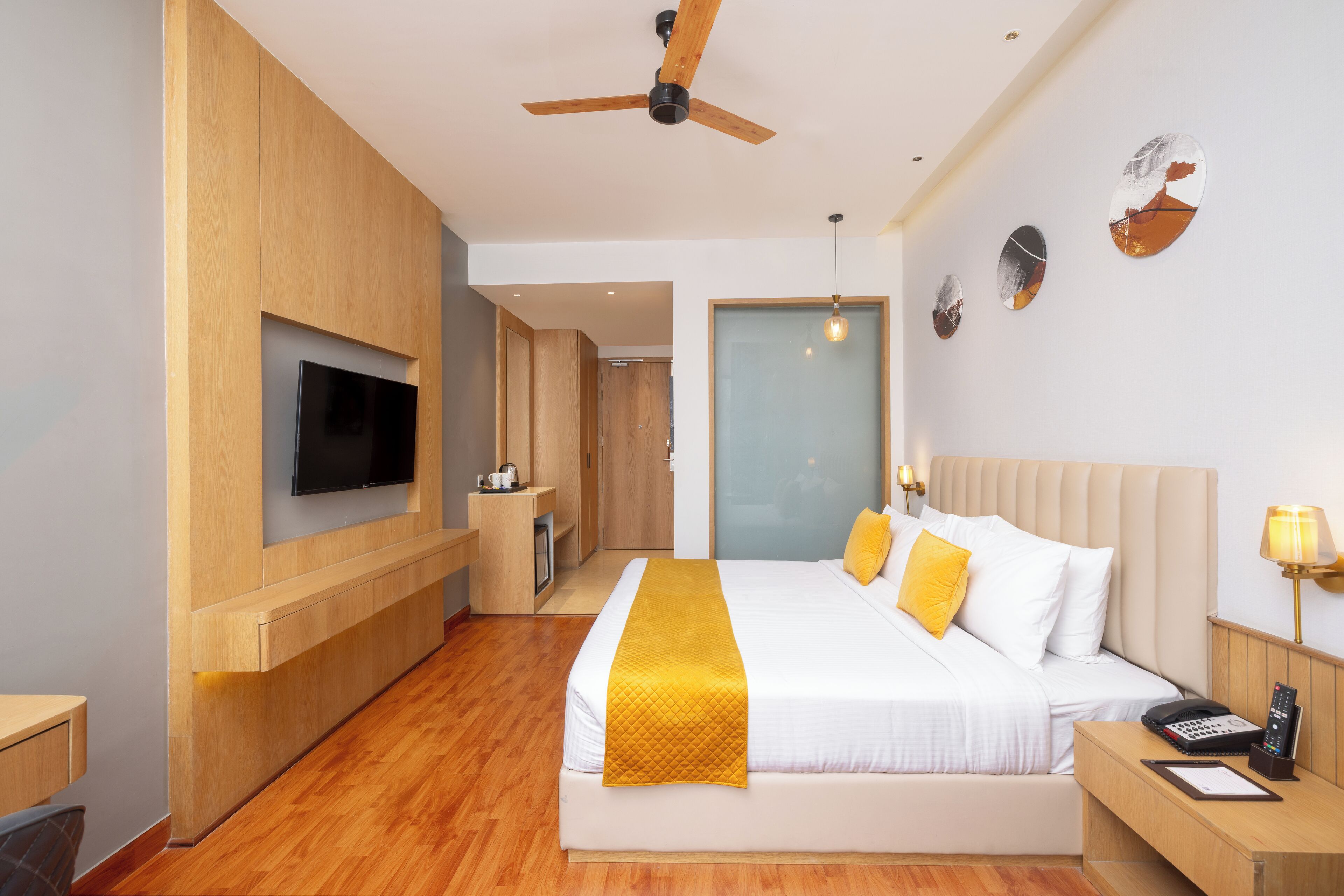 خزنة داخل الغرفة ومساحة عمل للكمبيوتر المحمول وستائر تعتيم