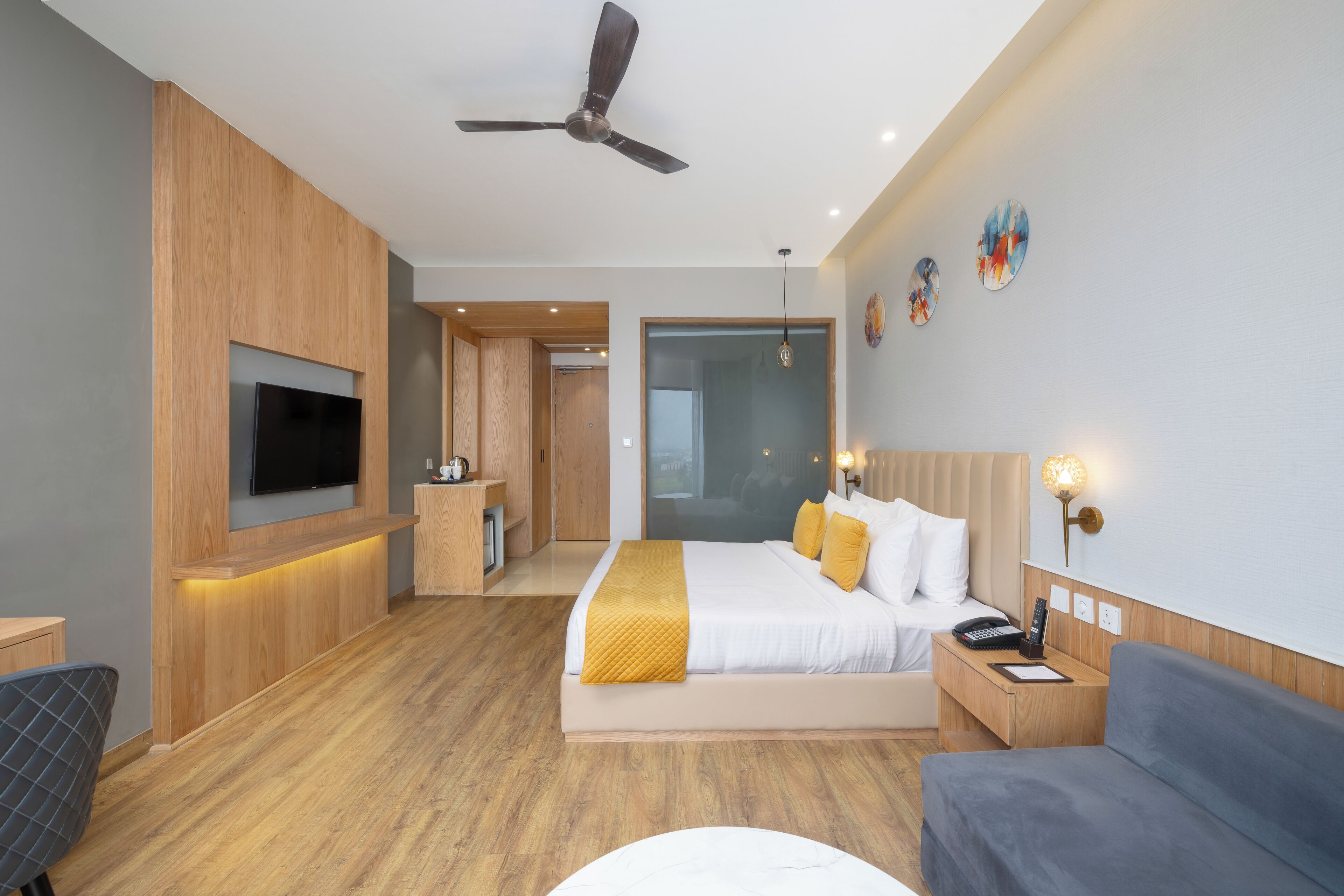 Executive Room With Pool View | خزنة داخل الغرفة ومساحة عمل للكمبيوتر المحمول وستائر تعتيم