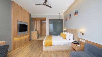 Executive Room With Pool View | Caja de seguridad en la habitación y espacio para trabajar con laptop