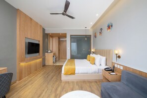 Executive Room With Pool View | Pengeskab på værelset, arbejdsområde til bærbare computere