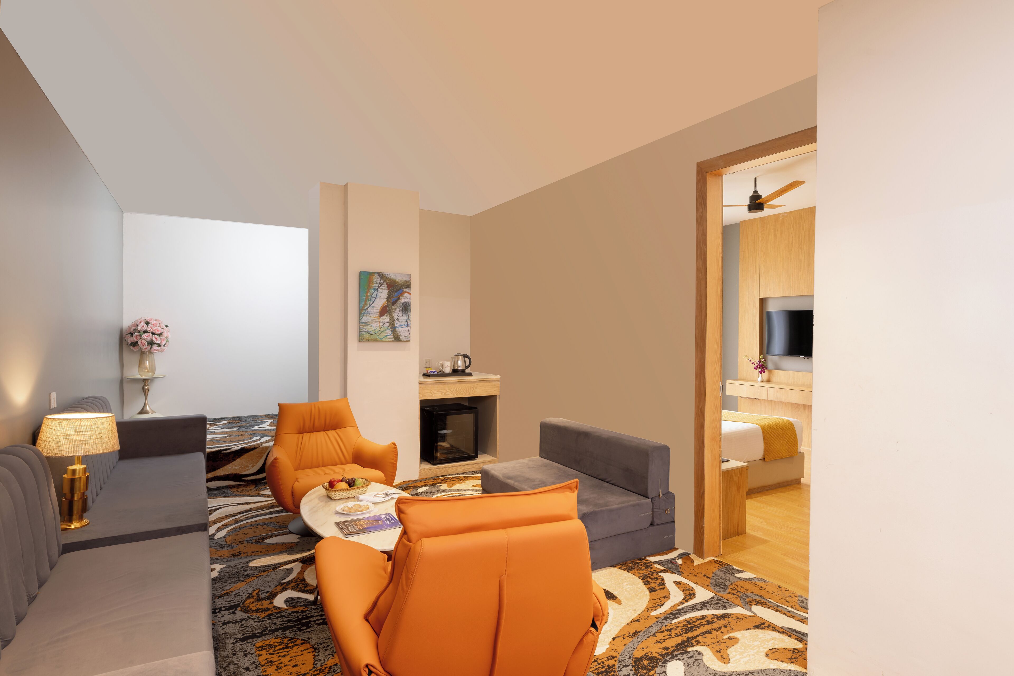 خزنة داخل الغرفة ومساحة عمل للكمبيوتر المحمول وستائر تعتيم