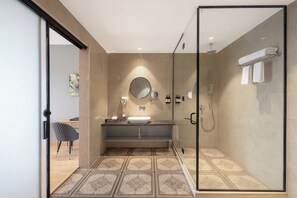Habitación de lujo | Baño | Artículos de higiene personal gratuitos, secador de pelo y zapatillas