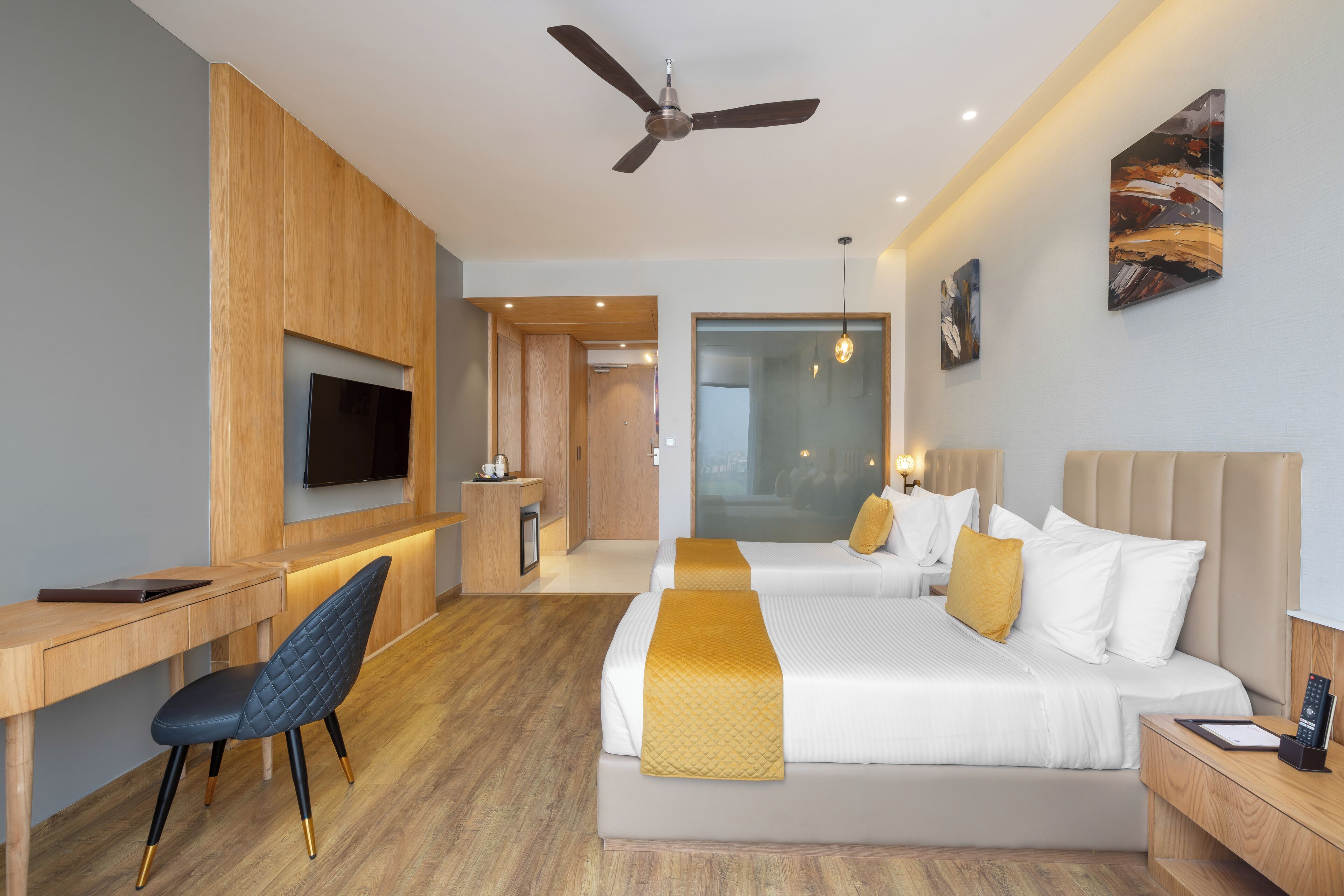 Brankas, ruang kerja ramah laptop, tirai kedap cahaya, dan kedap suara