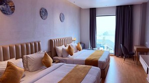 Family Room with Pool View | ウォーター ビュー