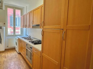 Frigorífic, forn i placa de cuina