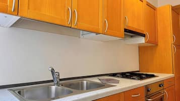 Kühlschrank, Ofen, Herdplatte, Kochgeschirr/Geschirr/Besteck