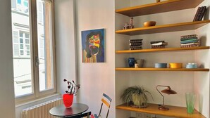 A room with a round table, a chair, a bookshelf, and a window. - Bright in Saint Ursula (Bergamo)