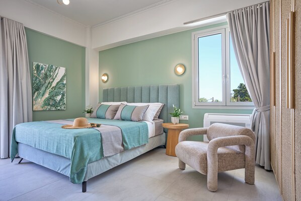 Une chambre à coucher comprenant un lit, une chaise, une table de chevet, une fenêtre et un luminaire fixé au mur.