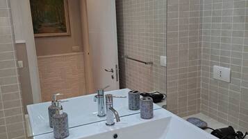 Comfort-Apartment, Terrasse | Badezimmer