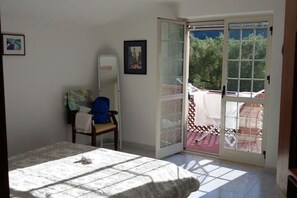4 habitaciones, tabla de planchar con plancha y ropa de cama