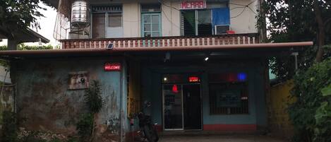 Vista frontal de la propiedad