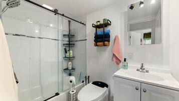 Een haardroger, een bidet, handdoeken, zeep