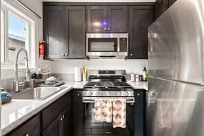 Geladeira, micro-ondas, fogão, cooktop