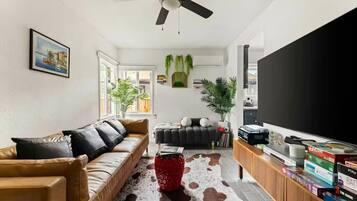 Smart-tv, een dvd-speler, boeken en een stereo