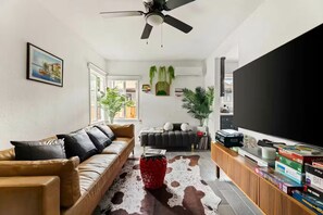 Een smart-tv, een dvd-speler, boeken en een stereo