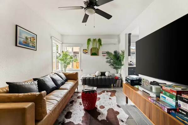 TV connectée, lecteur de DVD, livres, chaîne hi-fi