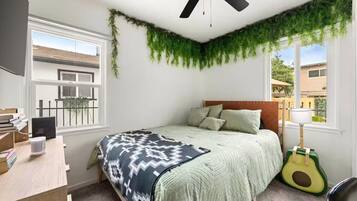 2 slaapkamers, een bureau, een strijkplank/strijkijzer, gratis wifi