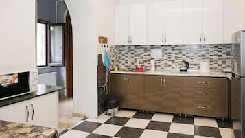Refrigerador con freezer, microondas, placa de cocina