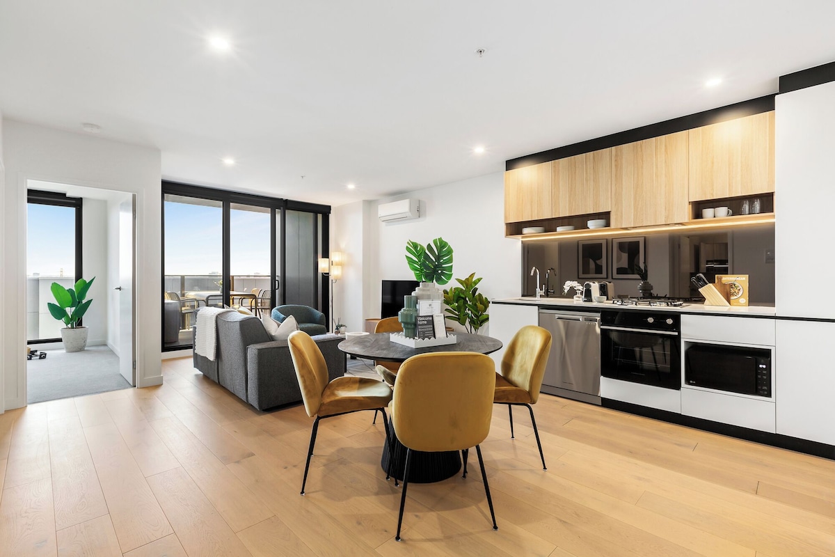 Un apartamento moderno con comedor, cocina y un balcón con vistas.