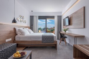 Deluxe-sviitti | Tallelokero huoneessa, kannettavalle tietokoneelle sopiva työtila