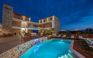 Piscine extérieure en saison, accès possible de 8 h à 20 h, parasols