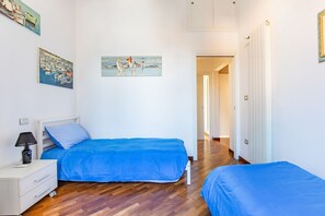 3 Schlafzimmer, Schreibtisch, Bügeleisen/Bügelbrett