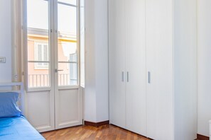 3 chambres, bureau, fer et planche à repasser
