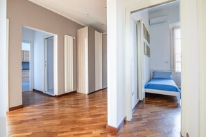 3 chambres, bureau, fer et planche à repasser