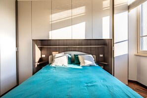 3 habitaciones, escritorio y tabla de planchar con plancha