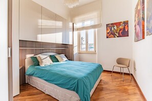 3 bedrooms, desk, iron/ironing board