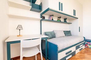 3 chambres, bureau, fer et planche à repasser
