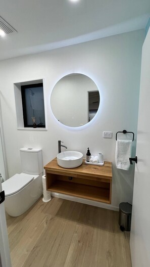 Douche, sèche-cheveux, serviettes fournies, savon