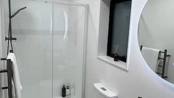 Douche, sĂšche-cheveux, serviettes fournies, savon
