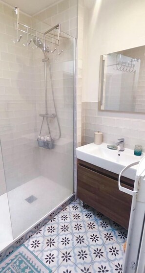 Dusche, Haartrockner, Handtücher, Seife